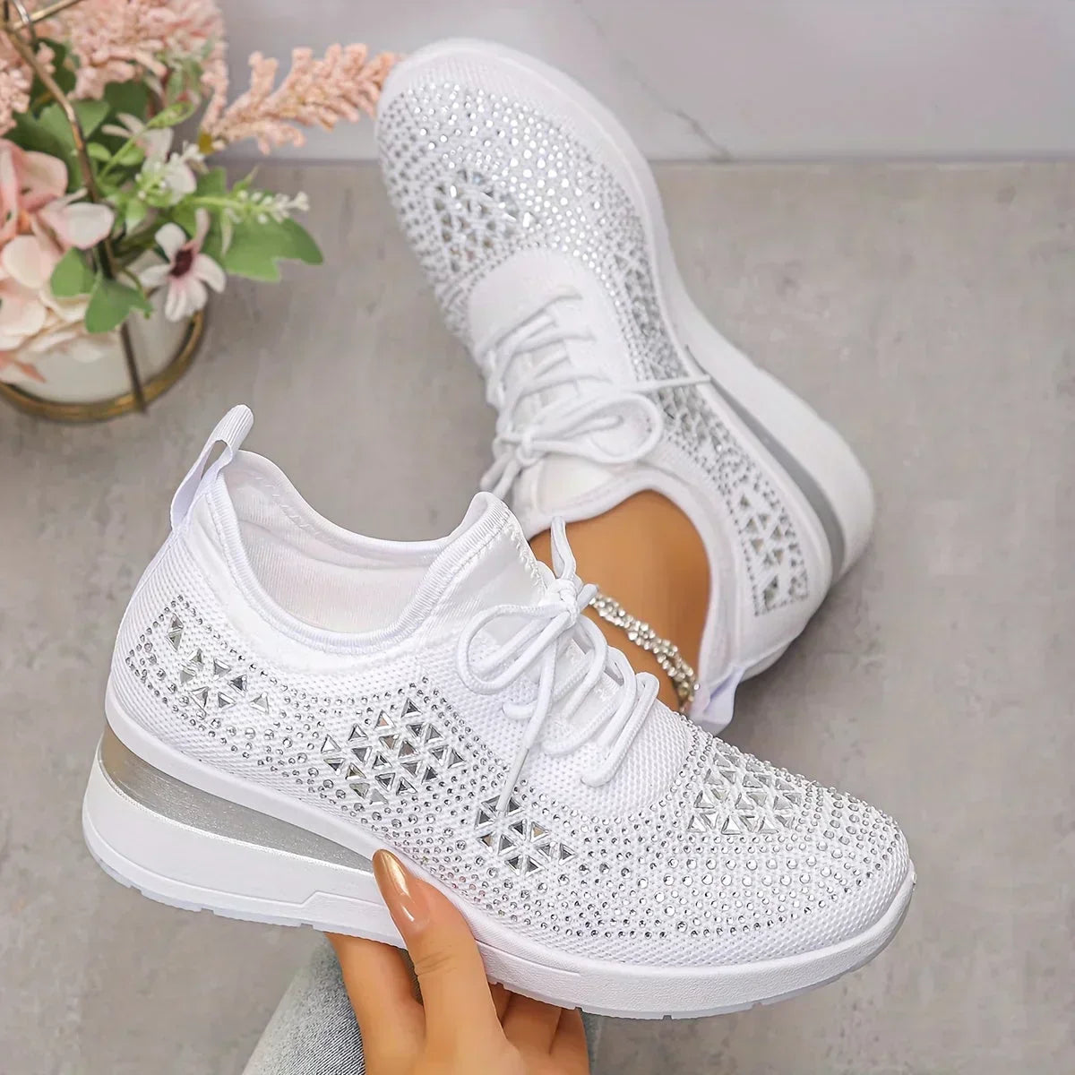 CHIC SUPPORT SNEAKERS FOR WOMEN